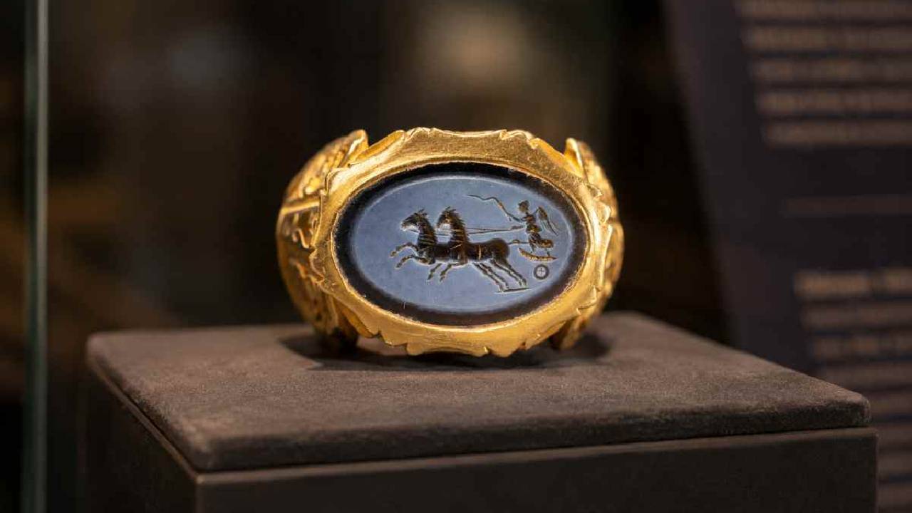 Caminhoneiro encontra anel romano raro com mais de 1.700 anos