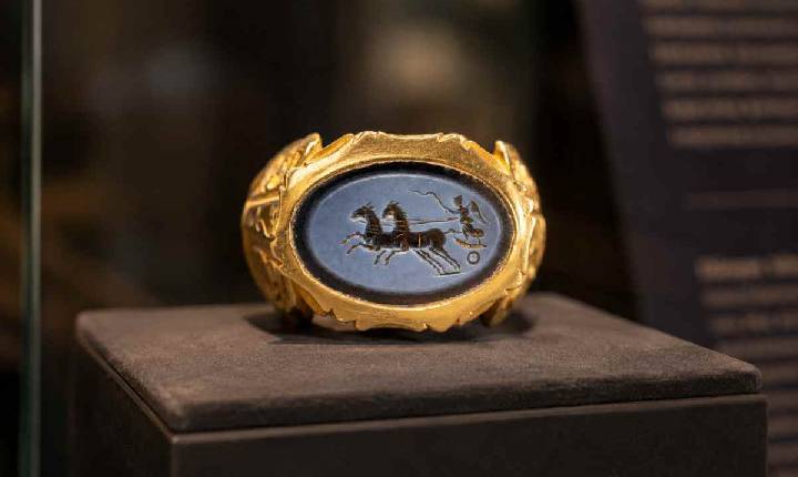 Caminhoneiro encontra anel romano raro com mais de 1.700 anos