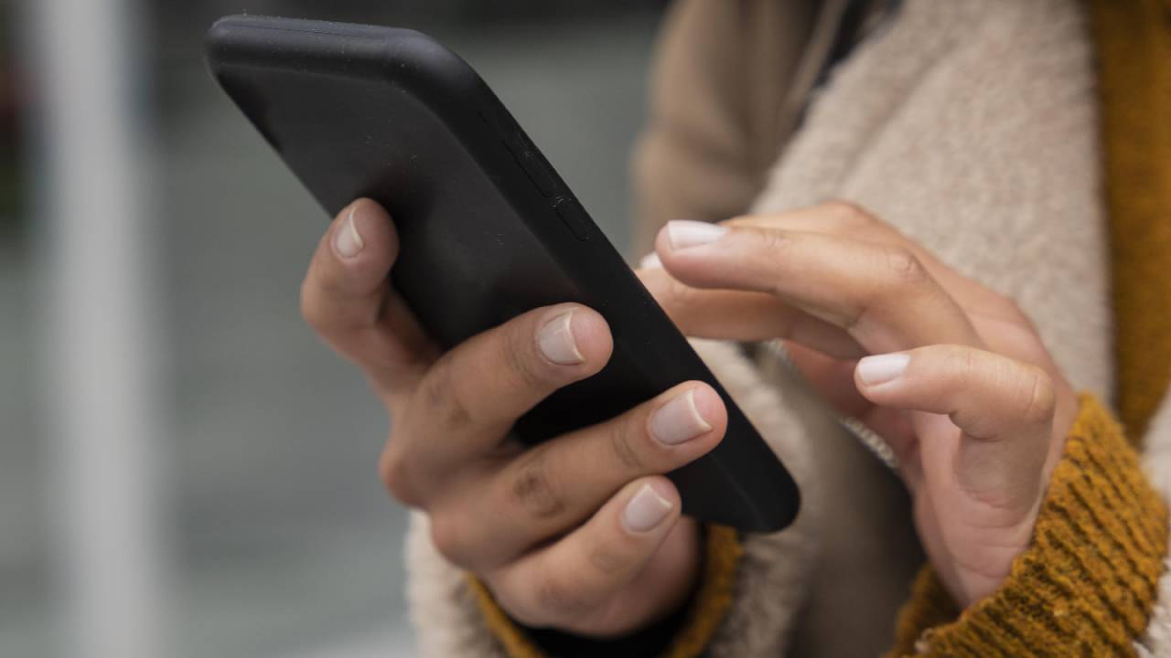 Por que os brasileiros estão adiando a compra de smartphones