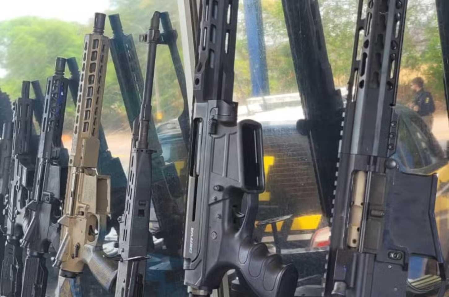 Polícia Prende Casal em Caminhão com 18 Fuzis e 8 Pistolas em Mato Grosso