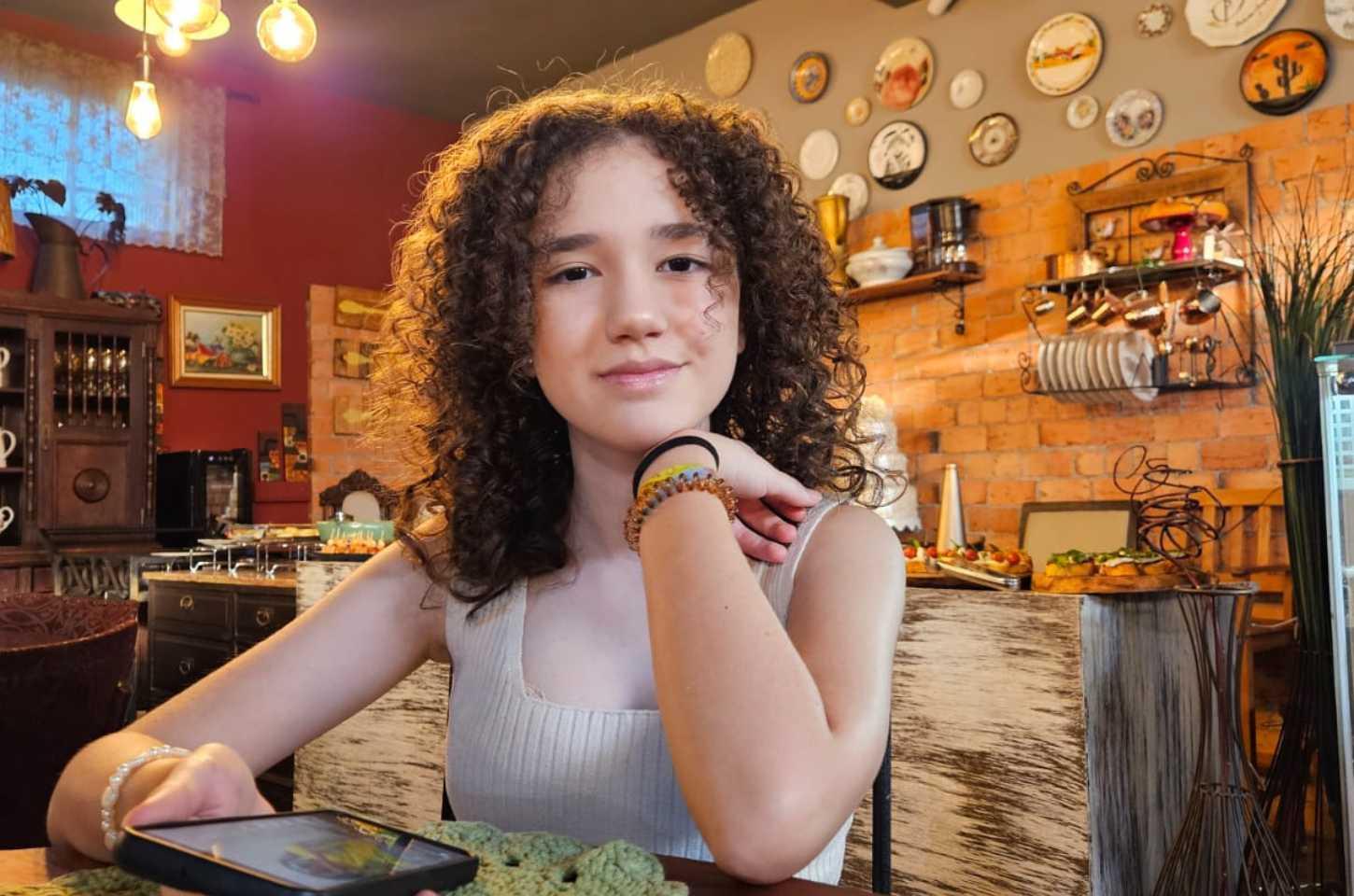 Cachos e Confiança: A Jornada de Valentina Garcia em Conversas Entre Mãe e Filha