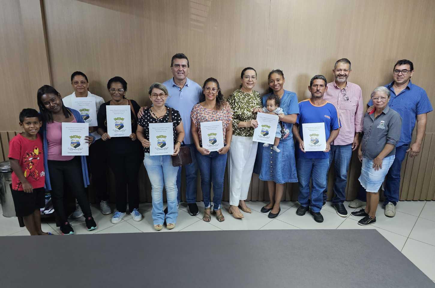 Prefeitura Entrega Oito Títulos de Moradias em Primavera do Leste, MT