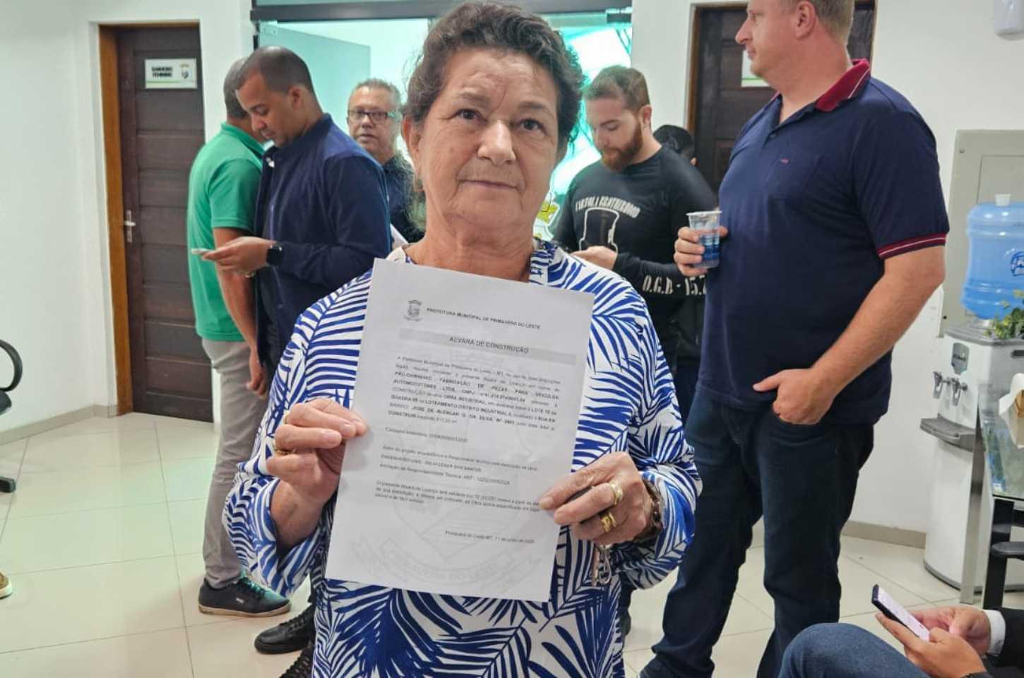 📜Prefeito Sérgio Machnic entrega Alvarás de Construção a empresas em Primavera do Leste