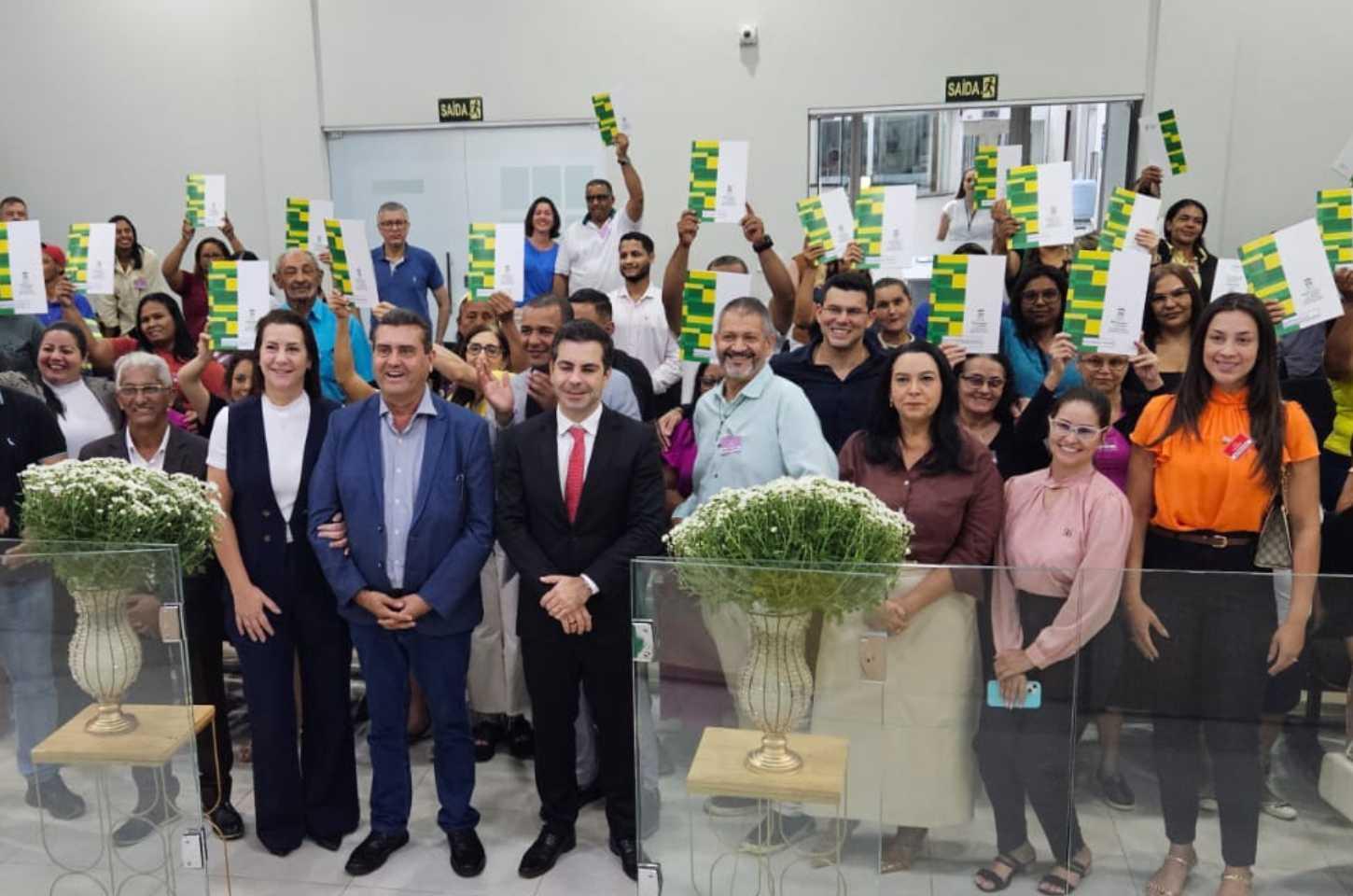 Prefeitura de Primavera do Leste entrega títulos de propriedade a 50 famílias após décadas de espera