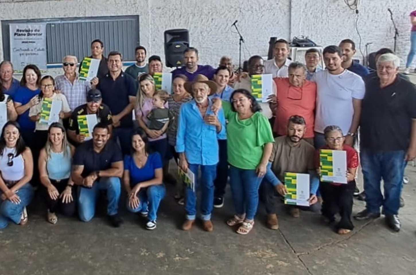 Regularização Fundiária em Primavera do Leste: Sonho de 40 Anos se Torna Realidade na Vila União com Entrega de 23 Títulos de Posse